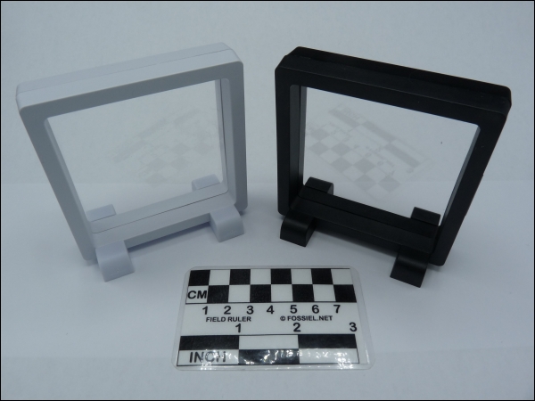 Floating display 3D 09x09x2cm white with side stands 10x